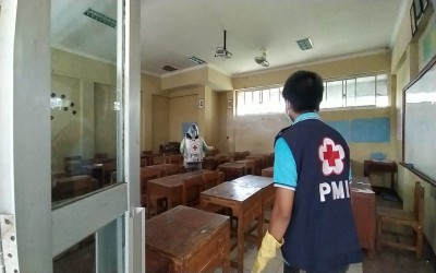 PENYEMPROTAN DISINFEKTAN SEBAGAI UPAYA PENCEGAHAN PENYEBARAN COVID 19 DI SMP DHARMA PERTIWI